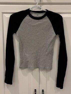 Brandy Melville Long Sleeved Gray & Black Top - Size S
